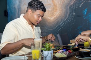 Petit déjeuner complet servi tous les jours en supplément