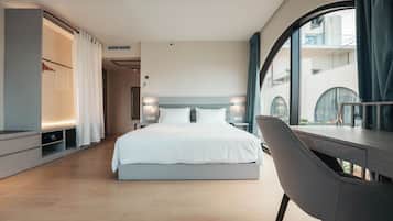 Junior Studio Suite, 1 King Bed with Sofa bed, City View | Egyptian cotton sheets, premium bedding, pillowtop beds, minibar