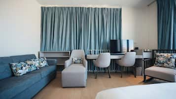 Executive studio suite, 1 kingsize bed met slaapbank, balkon, uitzicht op oceaan | Woonruimte | Een 42-inch lcd-televisie met digitale zenders, een televisie en Netflix