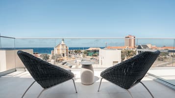 Executive studio suite, 1 kingsize bed met slaapbank, balkon, uitzicht op oceaan | Balkon