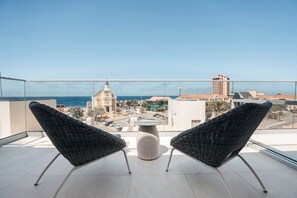 行政开间套房, 1 张特大床和 1 张沙发床, 阳台, 海洋景观 | 阳台