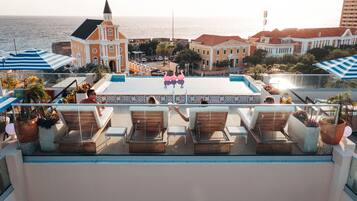 Kolam renang outdoor, dengan cabana gratis dan kursi berjemur