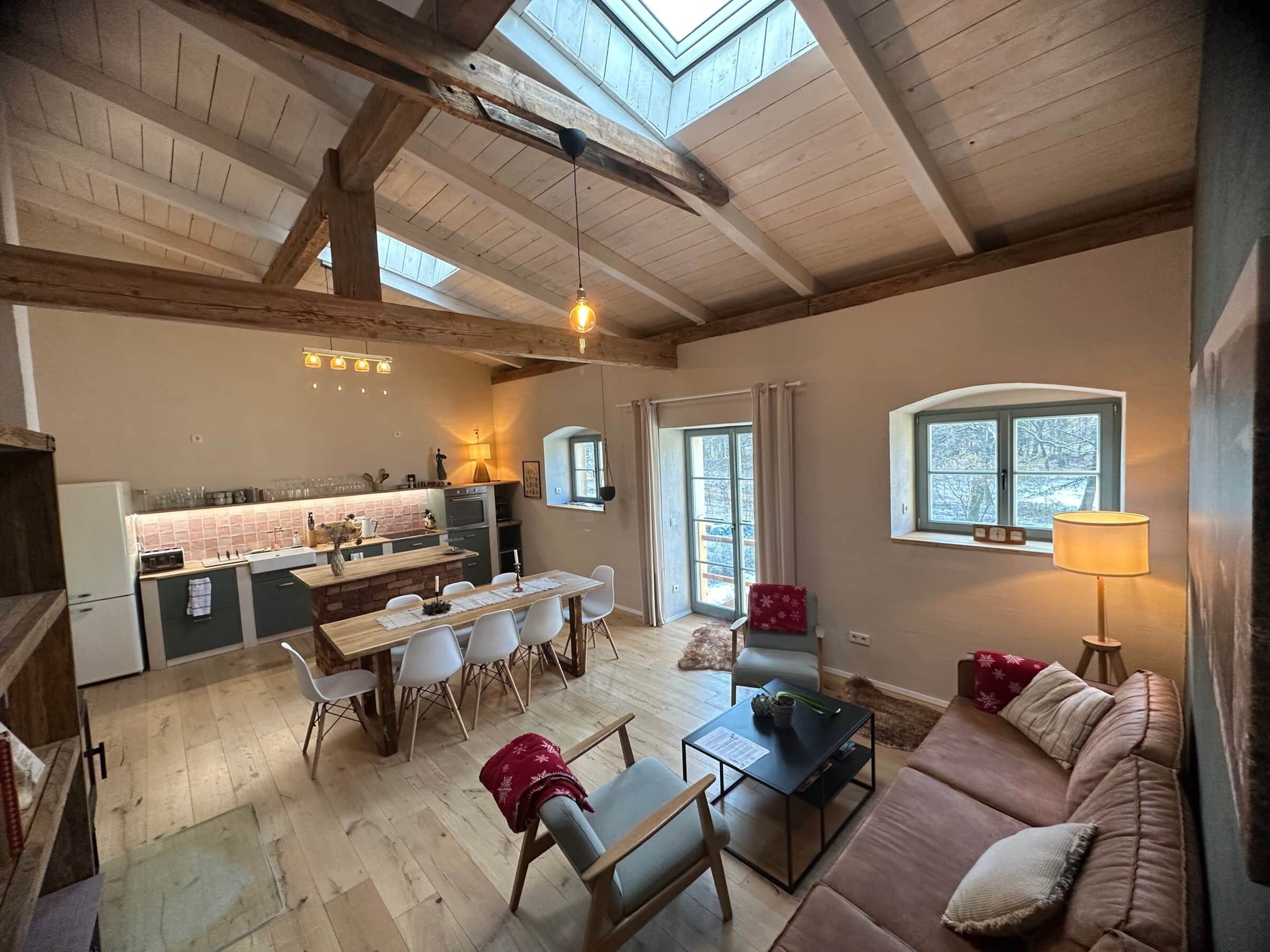 Kamin, Tischfußball, Stereoanlage