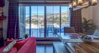 Les Manoirs, Mont-Tremblant, Condo 1 chambre avec foyer et A/C, Ski out