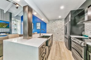Refrigerador, microondas, horno y parrilla de estufa