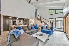 TV connectée, cheminée, chaîne hi-fi