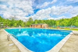 A heated pool - Spacious house, Hot Tub, Firepit, Fireplace, Large deck, Wi-Fi, BBQ, 70" TV (Pocono Lake)