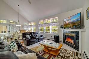 Smart TV, caminetto, tavolo da calcetto