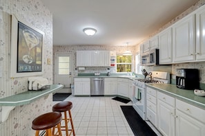 Fridge, microwave, oven, stovetop - Spacious house, Hot Tub, Firepit, Fireplace, Large deck, Wi-Fi, BBQ, 70" TV (Pocono Lake)