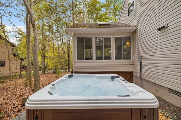 Terrace/patio - Spacious house, Hot Tub, Firepit, Fireplace, Large deck, Wi-Fi, BBQ, 70" TV (Pocono Lake)