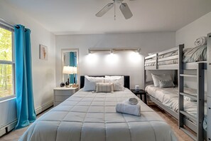 3 bedrooms, desk, travel crib, free WiFi - Spacious house, Hot Tub, Firepit, Fireplace, Large deck, Wi-Fi, BBQ, 70" TV (Pocono Lake)