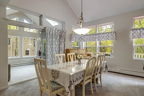 Dining - Spacious house, Hot Tub, Firepit, Fireplace, Large deck, Wi-Fi, BBQ, 70" TV (Pocono Lake)