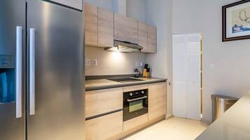 Fridge, oven, stovetop, dishwasher