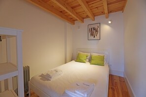 Tabla de planchar con plancha, wifi gratis, ropa de cama