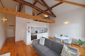 Een modern appartement met keuken, eetgedeelte en woonkamer.