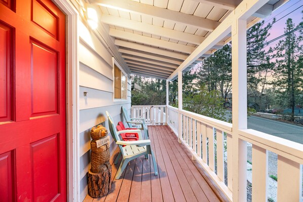 Terrace/patio - Quick Walk to the Village or Lake with Hot Tub! Peekaboo lake view (Big Bear Lake)