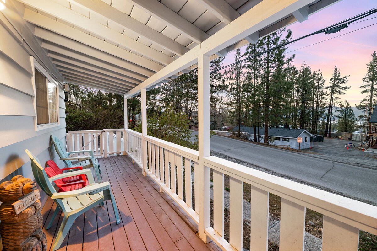 Quick Walk to the Village or Lake with Hot Tub! Peekaboo lake view