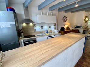 Refrigerador, horno, lavavajillas y cafetera y tetera