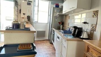 Een koelkast, een oven, een vaatwasser, een koffiezetapparaat/waterkoker