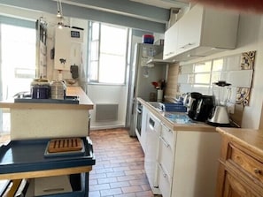 Réfrigérateur, four, lave-vaisselle, cafetière/bouilloire
