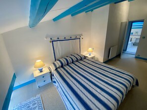 2 bedrooms, iron/ironing board, WiFi