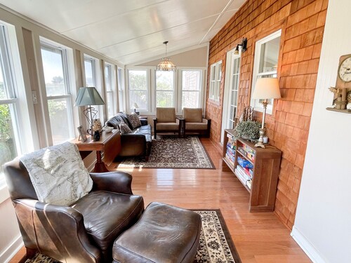 Exiled on Main Street: Large Pet-friendly home