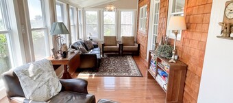 Exiled on Main Street: Large Pet-friendly home