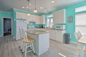 Geladeira, micro-ondas, fogão, cooktop