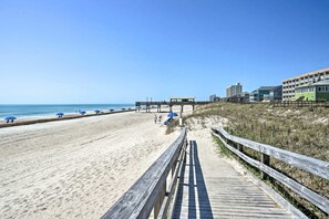 Una playa cerca, sillas reclinables de playa, toallas de playa