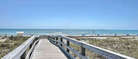 Tæt på stranden, liggestole, badehåndklæder