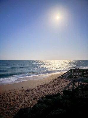 Playa en los alrededores, camastros y toallas de playa