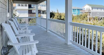 Sea No Evil: Dog friendly, family friendly, decks, close to the beach.