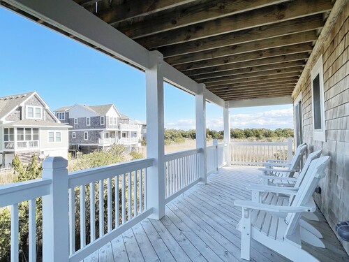 Sea No Evil: Dog friendly, family friendly, decks, close to the beach.