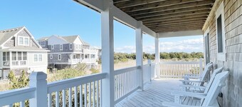 Sea No Evil: Dog friendly, family friendly, decks, close to the beach.