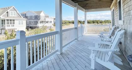 Sea No Evil: Dog friendly, family friendly, decks, close to the beach.