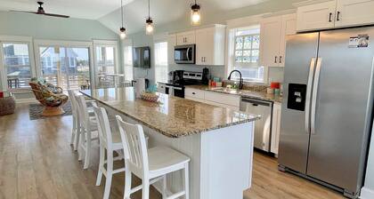 Dog Friendly close to Ocracoke's beaches, screened porch, deck views