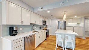 Kühlschrank, Mikrowelle, Wasserkocher mit Kaffee-/Teezubehör, Toaster