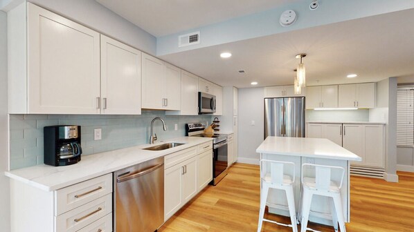 雪櫃、微波爐、咖啡機/沖茶器、多士爐