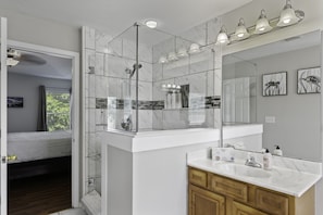 Ensemble douche/baignoire, sĂšche-cheveux, serviettes fournies, savon