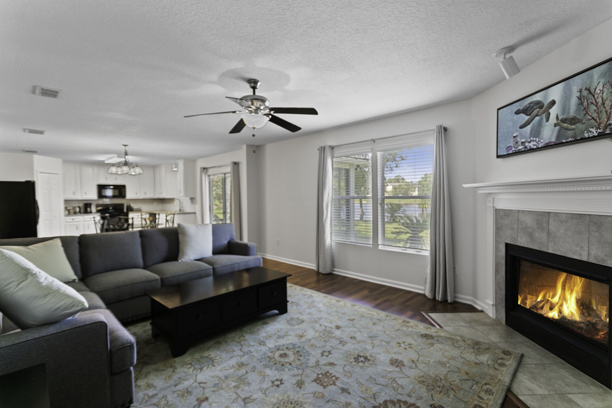 Téléviseur connecté, livres, bureau