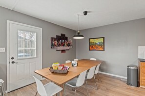 Dining - 8 min to Ark, Playroom, Sleeps 12 on Quiet Street (Williamstown)