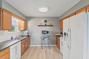 Fridge, microwave, oven, stovetop - 8 min to Ark, Playroom, Sleeps 12 on Quiet Street (Williamstown)