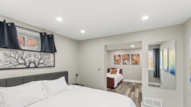 Room - 8 min to Ark, Playroom, Sleeps 12 on Quiet Street (Williamstown)