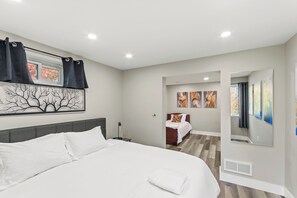 4 chambres, bureau, fer et planche à repasser, lit de bébé portatif