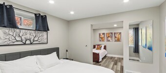 8 min to Ark, Playroom, Sleeps 12 on Quiet Street