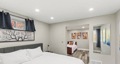 8 min to Ark, Playroom, Sleeps 12 on Quiet Street