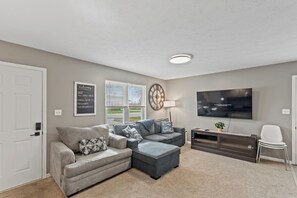 Smart TV, video games - 8 min to Ark, Playroom, Sleeps 12 on Quiet Street (Williamstown)