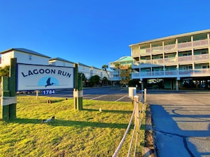 Placa de Lagoon Run, com um edifício ao fundo.