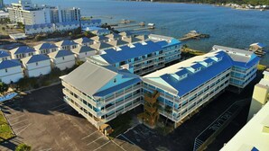 Um hotel à beira-mar com vários edifícios, varandas e um porto de iates.