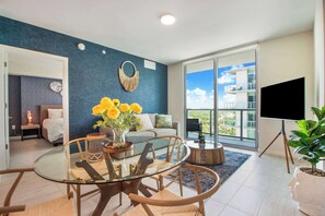 Televisión y oficina 